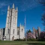 的 trinity college chapel on a sunny day