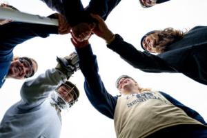 的 Trinity College Women's Lacrosse Team in a huddle